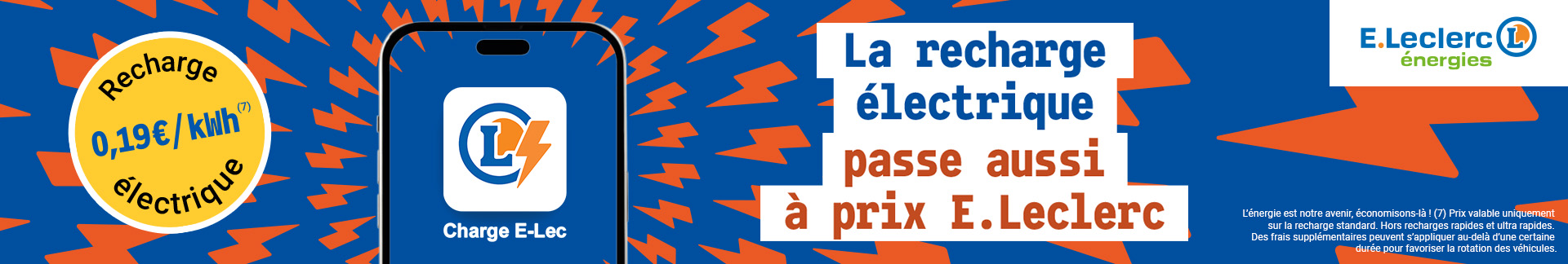 Bannière publicitaire au format horizontal desktop pour E.Leclerc Énergies, mettant en avant l'application et le service 'Charge E-Lec' avec un tarif de recharge électrique à 0,19€ par kWh. Sur la gauche, un macaron circulaire jaune indique 'Recharge 0,19€/kWh électrique' à côté d'un smartphone affichant l'icône de l'application 'Charge E-Lec'. Au centre, le message principal s'affiche sur des blocs rectangulaires blancs : 'La recharge électrique passe aussi à prix E.Leclerc'. En haut à droite figure le logo 'E.Leclerc Énergies', le tout sur un fond bleu dynamisé par des motifs d'éclairs oranges et accompagné des mentions légales relatives à la recharge.